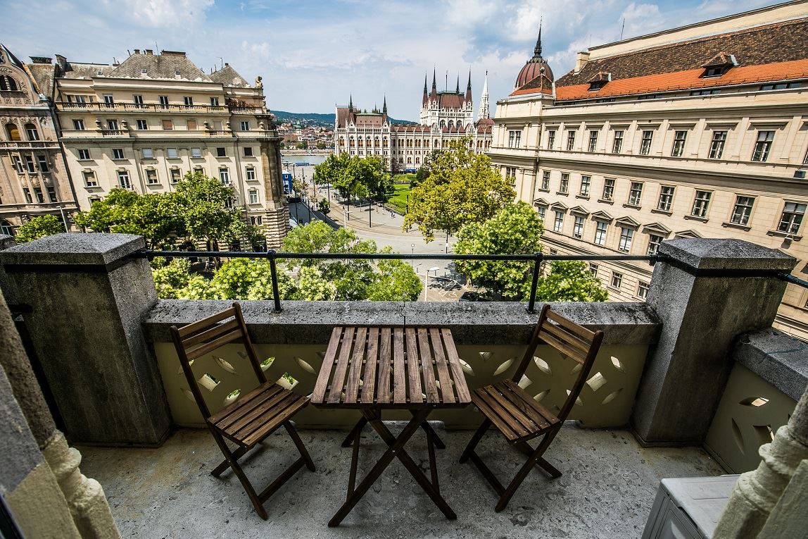 luxury-rental-apartments-budapest-luxury-real-estate-budapest-downtown-apartment-for-rent-long-term-lease-panorama-parliament-view-rental-apartment1