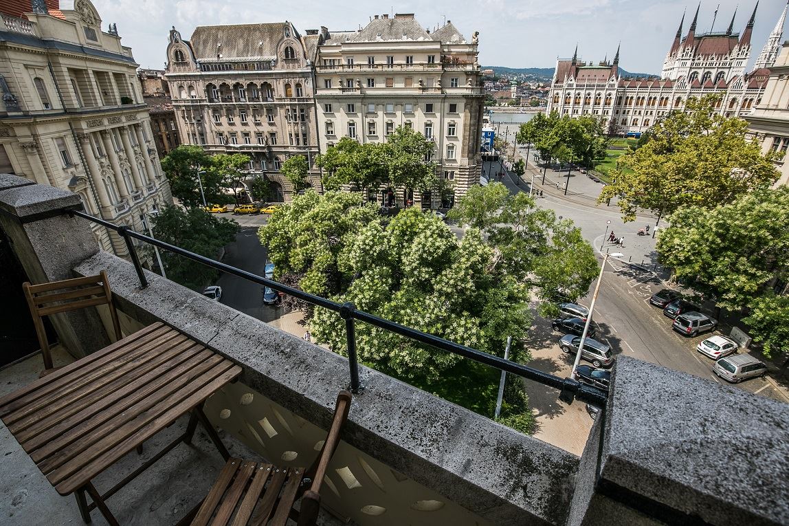 luxury-rental-apartments-budapest-luxury-real-estate-budapest-downtown-apartment-for-rent-long-term-lease-panorama-parliament-view-rental-apartment2